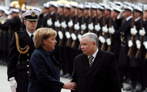 BERLIJN â€“ De Duitse bondskanselier Merkel (l.) ontving maandag in Berlijn de Poolse president Kaczynski. Op de achtergrond de erewacht. De ontmoeting tussen de twee moest de opgelopen spanning tussen de twee landen wegnemen, maar inhoudelijk kwamen de t