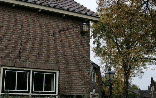 HAARZUILENS â€“ Muren van woningen in het Utrechtse Haarzuilens vertonen steeds meer scheuren. Verscheidene van de ongeveer 500 inwoners van het dorp wijzen beschuldigend naar de zandwinning in de nabijgelegen Haarrijnse Plas. „Iedereen vraagt aan elkaar: