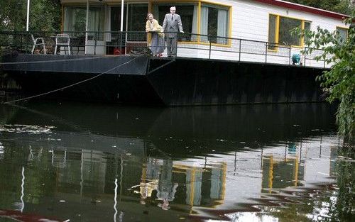 RIDDERKERK â€“ De woonboot van het echtpaar Stein Pronk zorgt in Ridderkerk voor commotie. De gemeente probeert de ark al sinds 1960 kwijt te raken, maar veel Ridderkerkers zijn daar tegen. Richard Stein: „Het schip is getaxeerd op 235.000 euro, moet dat 