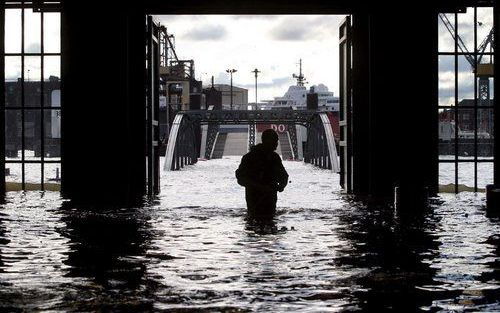 HAMBURG â€“ Een man probeerde woensdag biervaten in veiligheid te brengen in de haven van Hamburg. De zware storm die woensdag over het noorden van Europa trok, bereikte de Duitse havenstad veel eerder dan verwacht. Het zuiden van Duitsland kreeg donderda