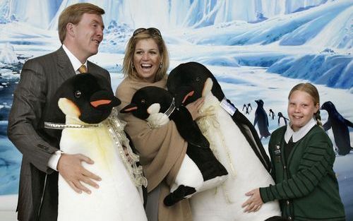 CHRISTCHURCH â€“ Prins Willem-Alexander en prinses Máxima kregen woensdag tijdens hun staatsbezoek aan Nieuw-Zeeland drie pinguÃ¯ns, voor de prinsesjes Amalia en Alexia en het op komst zijnde derde kind van het prinselijk paar. Foto ANP