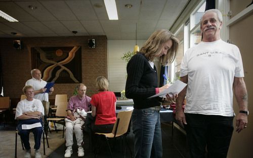 SEBALDEBUREN â€“ Tjeerd Heukers (r.) uit Doezum onderging woensdag in het Groningse Sebaldeburen een fittest. Het is de start van een nieuw bewegingsproject voor 55 plussers. Medeontwikkelaar Gieneke Hospes van Rijksuniversiteit Groningen noteert zijn geg