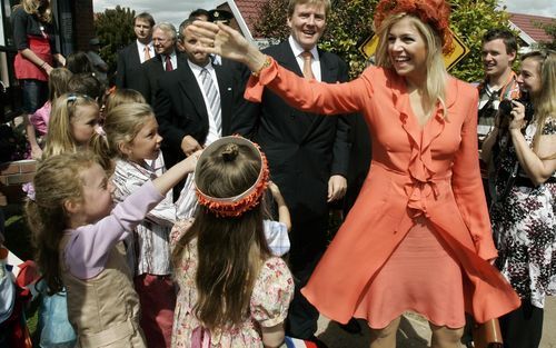 AUCKLAND - Kroonprins Willem Alexander en prinses Maxima zwaaien naar de geemigreerde Nederlanders die woonachtig zijn in de totaal Nederlandse buurt ”Ons Dorp" even buiten Auckland. Het koninklijk paar sloot hun vijfsdaags bezoek aan Nieuw Zeeland op Kon