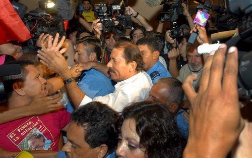 MANAGUA Ã¢â‚¬â€œ De Nicaraguaanse presidentskandidaat Daniel Ortega (m.) van het sandinistische bevrijdingsfront FSLN begroet zijn aanhangers na zijn aankomst in een hotel in Managua, gisteren. Ortega lijkt de winnaar van de presidentsverkiezingen van zon