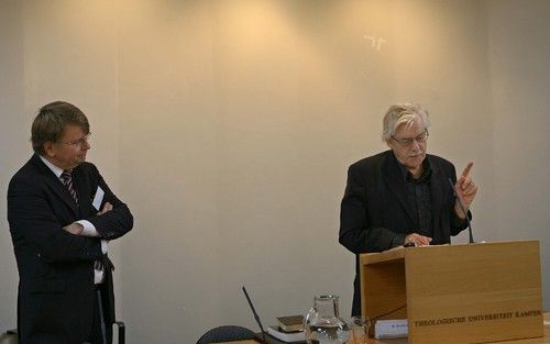 KAMPEN Ã¢â‚¬â€œ Prof. dr. J. Hoek en Jan Siebelink (r.) in gesprek over Siebelinks boek â€Knielen op een bed violenâ€. Prof. Hoek is Siebelink erkentelijk voor de wijze waarop hij zijn talent heeft aangewend om indringend weer te geven hoe ontspoorde re