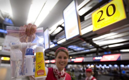 SCHIPHOL Ã¢â‚¬â€œ Schiphol gooit honderden liters water, lotion, tandpasta, gel, hairspray en siroop weg. Passagiers mogen sinds maandag vloeistoffen in een verpakking van maximaal 100 milliliter meenemen in verpakte plastic zakjes van 1 liter. De strenge