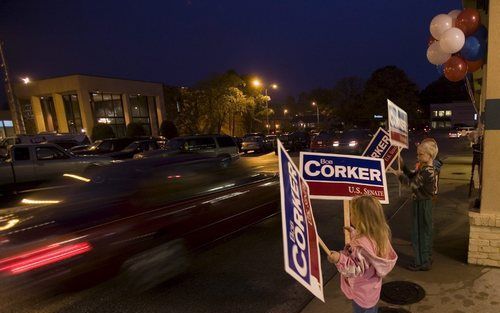 MEMPHIS Ã¢â‚¬â€œ De vijfjarige Grace Gordon (voor) en haar elfjarige broertje Brandon (achter) begroeten in Memphis, Tennessee, de Republikeinse Senaats kandidaat Bob Corker. Corker strijdt in Tennessee met zijn Democratische rivaal Harold Ford jr. om de 