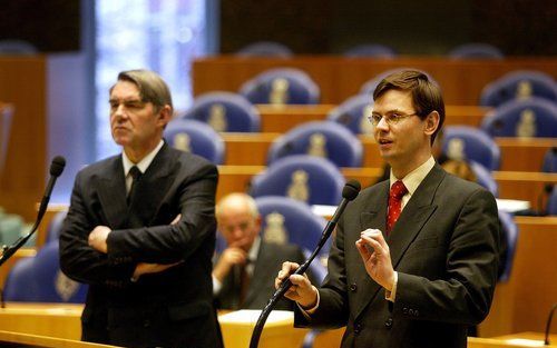 DEN HAAG Ã¢â‚¬â€œ Van der Vlies en Rouvoet in de Tweede Kamer. Tijdens de campagne wil de CU liever niet met de SGP geassocieerd worden. Rouvoet: â€žWe verschillen, anders waren we wel ÃƒÂ©ÃƒÂ©n partij geweest.â€ Foto ANP