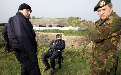 LINGEWAARD - De mobiele eenheid houdt de wacht bij het Fort Pannerden in Lingewaard. Foto ANP