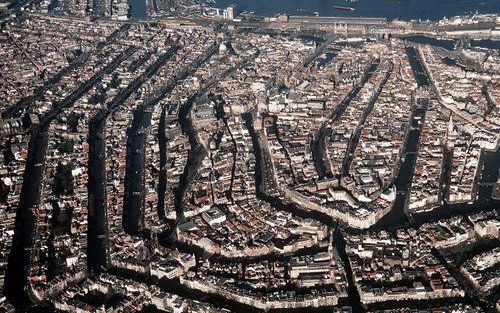 AMSTERDAM Ã¢â‚¬â€œ De Amsterdamse grachtengordel vanuit uit de lucht gezien. Woensdag wordt herdacht dat Amsterdam 200 jaar geleden de hoofdstad van Nederland werd. Foto ANP