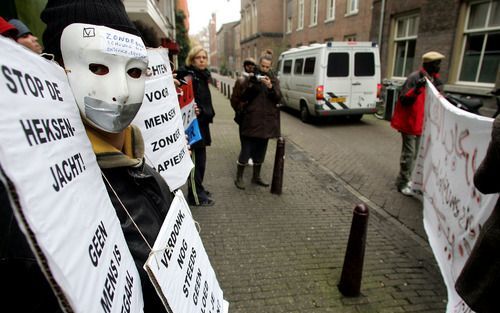 AMSTERDAM - Symphatisanten protesteren woensdag bij de rechtbank in Amsterdam tijdens het hoger beroep van Achmed Al-J. Het gerechtshof in Amsterdam heeft woensdag bepaald dat de man die wordt verdacht van brandstichting in het cellencomplex op Schiphol-O