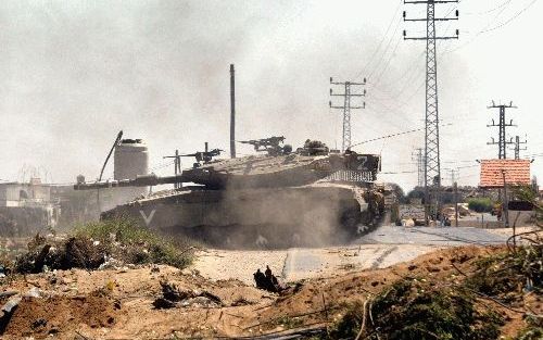 GAZASTROOK - Een IsraÃ«lische tank neemt positie in op de Gazastrook in de buurt van de Joodse nederzetting Netzarim. - Foto EPA