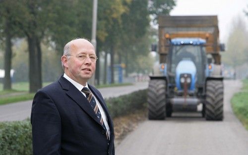 LEERDAM Ã¢â‚¬â€œ SGP raadslid Ton de Bruijn, alias â€de burgemeester van Schoonrewoerdâ€, probeert tractors van de ventweg tussen Leerdam en Schoonrewoerd te krijgen. â€žWe moeten de put dempen voor het kalf verdronken is.â€ Foto RD, Henk Visscher