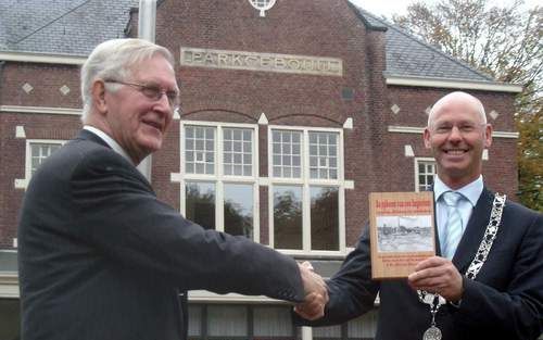 RIJSSEN Ã¢â‚¬â€œ Burgemeester Koelewijn (r.) ontvangt het boek â€De opbouw van een imperiumâ€ uit handen van auteur Hein Roosink. In het boek beschrijft Roosink de opkomst en ondergang van de Rijssense jutegigant Ter Horst &amp; Co. &#61559;Foto&#61567;