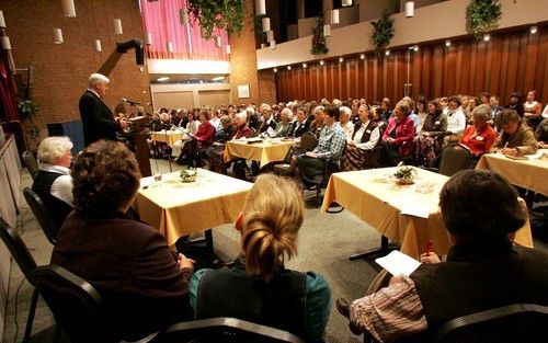 PUTTEN Ã¢â‚¬â€œ Prof. dr. W. Verboom sprak donderdag op de vijftigste hervormde predikantsvrouwencontio op gereformeerde grondslag. De jubileumbijeenkomst in De Aker te Putten werd door ongeveer 150 predikantsvrouwen bezocht. Foto RD, Anton Dommerholt