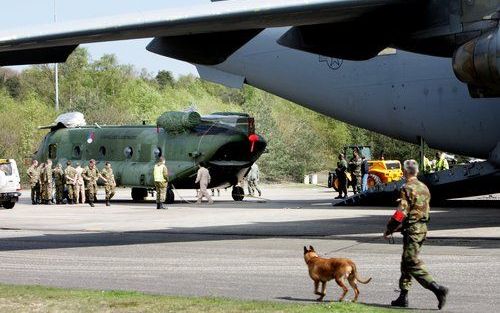 SOESTERBERG Ã¢â‚¬â€œ De Chinookhelikopters zullen binnenkort niet meer op vliegbasis Soesterberg te zien zijn. Defensie verkoopt de vliegbasis aan de provincie Utrecht. Gisteren werd de intentieovereenkomst getekend. Foto ANP