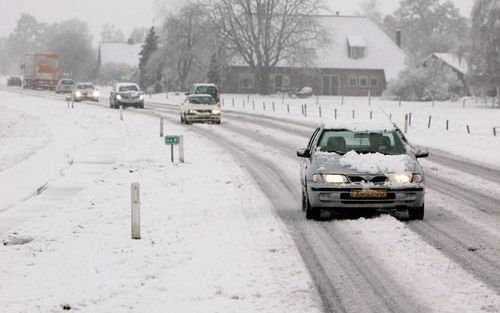 Winterbanden ontmoeten bij Nederlanders nog altijd de nodige argwaan. Toch is de aanschaf van dit soort banden verstandig voor mensen die tijdens winterse omstandigheden niet om hun auto heen kunnen. Foto ANP