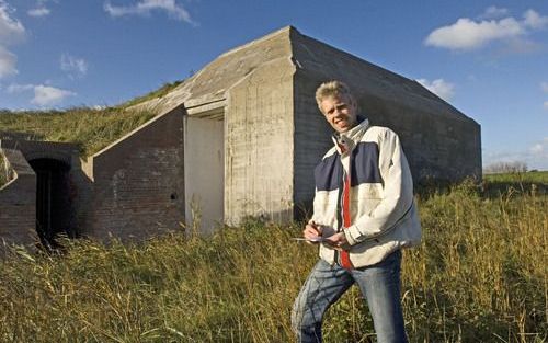 OUDDORP Ã¢â‚¬â€œ Een van de weinige overgebleven stellingen op het Zuid Hollandse eiland Goeree Overflakkee is Widerstandsnest 222, gelegen in de Preekhilpolder ten zuidwesten van Ouddorp. â€žHet waterschap heeft vorig jaar het hele complex gerestaureerd 