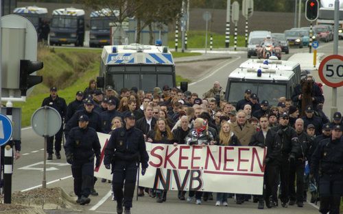 MIDDELBURG Ã¢â‚¬â€œ Een groep van ongeveer tachtig extreem rechtse demonstranten hield zaterdag een protestmars in Middelburg. Foto Willem Woznitza