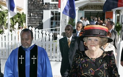 PHILIPSBURG Ã¢â‚¬â€œ Koningin Beatrix verlaat The Methodist Church in Philipsburg op Sint Maarten na het bijwonen van een dienst in het kerkgebouw. De dienst vond zaterdag plaats. Tot 19 november verblijft de vorstin op Aruba en de Nederlandse Antillen. F