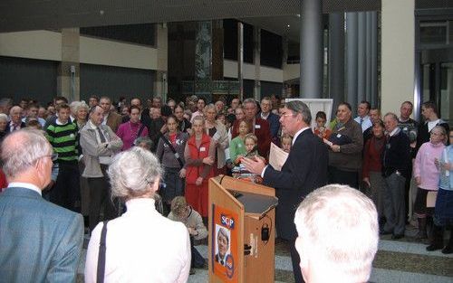 DEN HAAG Ã¢â‚¬â€œ SGP lijsttrekker Van der Vlies heet in het gebouw van de Tweede Kamer zijn partijgenoten welkom op de open dag van de fractie. Foto SGP