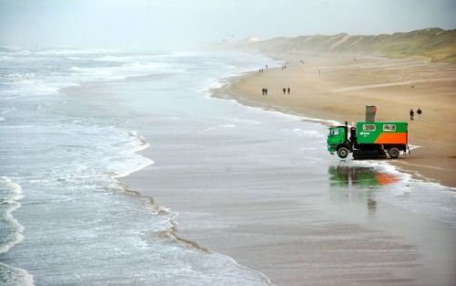 EGMOND AAN ZEE – Rijkswaterstaat moet elk jaar 12 miljoen kubieke meter zand opspuiten om de 700 kilometer lange kustlijn van Nederland in stand te houden. Bouwconcern BAM en Rijkswaterstaat zijn maandag in Egmond aan Zee een proef gestart met een innovat