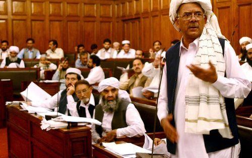 PESHAWAR – De minister van Justitie van de Pakistaanse provincie North Western Frontier, Zafar Azam, maandag tijdens zijn toespraak tot het provinciale parlement, nadat die de omstreden Hisbawet had aangenomen. Foto EPA