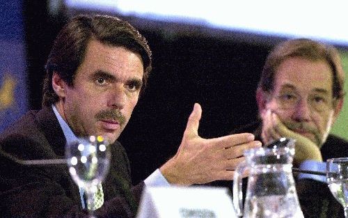 SEVILLA - De Spaanse premier, Aznar (l.), en de Spanjaard Solana, buitenlandcoÃ¶rdinator van de Europese Unie, zaterdag op de afsluitende persconferentie van de EU-top in Sevilla. - Foto EPA