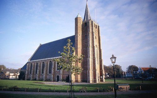 De hervormde gemeente van Renesse sloot haar jubileumjaar dit weekend af met de presentatie van het boek ”500 jaar Jacobuskerk in het hart van Renesse”. Foto Ad Snelderwaard