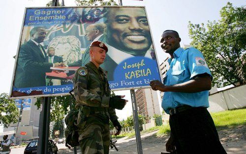 KINSHASA – Congo staat meer dan twee weken na de stembusgang nog helemaal in het teken van de verkiezingen. De officiële uitslag laat nog op zich wachten, maar wordt donderdag verwacht. In de hoofdstad is de spanning nog om te snijden. Een grote VN vredes