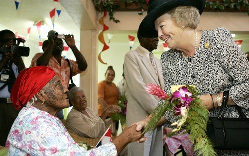 SABA - Koningin Beatrix bezoekt woensdag op Saba een bejaardentehuis. Koningin Beatrix brengt van 9 tot en met 19 november een bezoek aan Aruba en de Nederlandse Antillen. Foto ANP