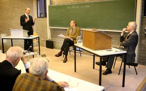 LEIDEN – In Leiden had woensdag een dispuut plaats tussen dr. B. Plaisier (r.), scriba van de Protestantse Kerk in Nederland, en ds. H. J. Lam (l.), die volgend voorjaar voorzitter wordt van de Gereformeerde Bond. Het debat, dat onder leiding stond van pr