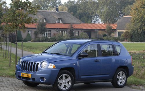 De nieuwe Jeep Compass heeft een behoorlijk uitgesproken vormgeving, beschikt uiteraard over vierwielaandrijving en betekent de entree van het merk tussen de midi SUV’s. Foto’s Tony Vos