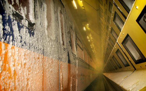 WENEN – Het testcentrum van Nedtrain in de Oostenrijkse hoofdstad Wenen oogt vanbuiten weinig indrukwekkend. Binnen is alles anders. Twee windtunnels bieden plaats aan complete treinen, die aan de extreemste weersomstandigheden worden onderworpen. „Hier i