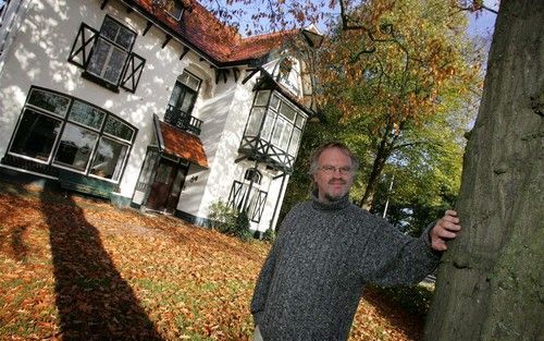 PUTTEN – Peter den Dikken schreef een boek over personen en gebouwen in Putten met een bijzonder verleden. „Ik kijk bewust over kerkgrenzen heen. In het boek komt een pastoor voor, maar ook een kerkenraadslid van de hersteld hervormde gemeente. Ik wens da