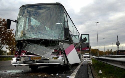 ROOSENDAAL - Bij een busongeval op de A58 zijn zeker vijf mensen gewond geraakt. Foto ANP