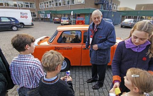 AMERSFOORT – Stichting Kom over en help (KOEH) hield zaterdag in het Van Lodensteincollege in Amersfoort voor het eerst een landelijke dag. Liefheb bers konden een ritje maken met een Trabant. Foto: Erik Kottier