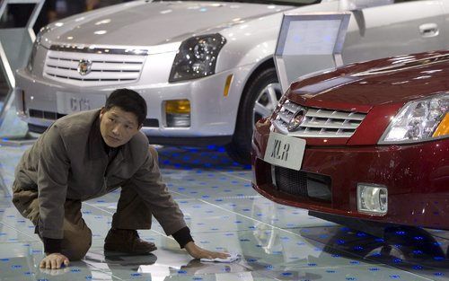 PEKING – De beursvloer moet net zo hard glimmen als de gepresenteerde auto’s. Althans, dat is het doel van deze Chinees. Maandag ging de tweejaarlijkse autotentoonstelling Auto China 2006 in Peking voor het publiek open. Foto EPA.