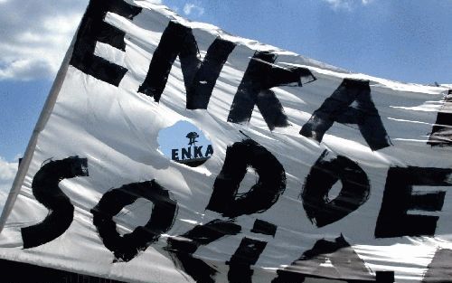 EDE - Werknemers van de Enka-fabriek in Ede hebben protestspandoeken aan het hek bevestigd. Binnenkort staan de 550 personeelsleden op straat. - Foto ANP