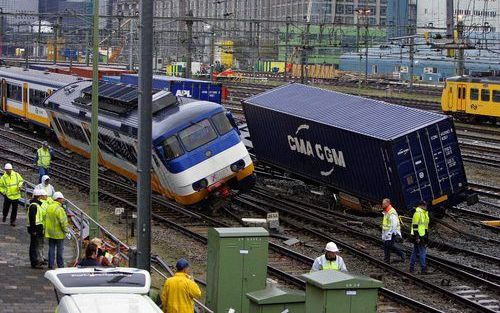 ROTTERDAM – Een wagon met een container staat schots en scheef op het Rotterdamse spoor na de botsing tussen een goederentrein en een lege passagierstrein gisteren bij spoor 14 in Rotterdam. Het treinverkeer rond de Maasstad zal nog enkele dagen hinder on