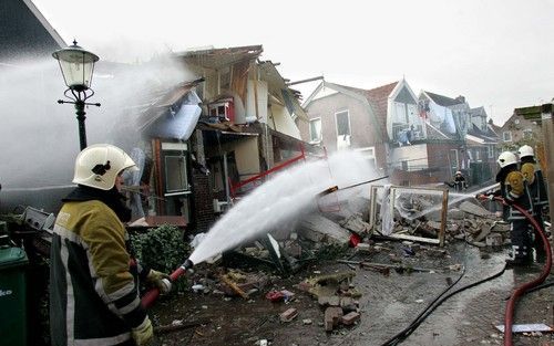 URK – In het oude deel van Urk zijn woensdag drie gewonden gevallen bij een gasexplosie in een woning. De ravage was enorm. Brandweercommandant Ras noemde het een wonder dat er geen dodelijke slachtoffers zijn gevallen. Foto RD, Anton Dommerholt