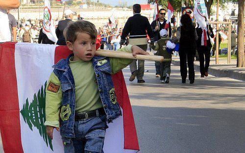 BEIROET – Tienduizenden Libanezen bewezen donderdag de vermoorde minister Pierre Gemayel de laatste eer. In Libanon zijn in twee jaar tijd zes anti Syrische politici en journalisten omgekomen bij een aanslag. De verhoudingen tussen de anti Syrische coalit