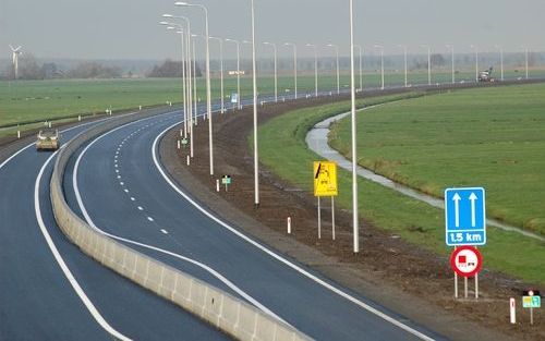 KAMPEN – De N50 tussen Kampen en Hattemerbroek is de eerste driebaansweg van Nederland. De rijksweg wordt vandaag heropend door minister Peijs van Verkeer en Waterstaat. Gedurende ruim een maand is de weg afgesloten geweest voor de ombouw van twee naar dr