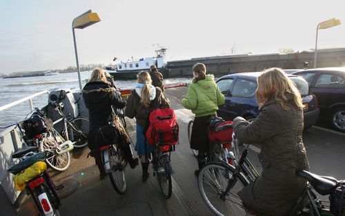 „Alleen al het probleem van hoe men zich fysiek kilometers ver van huis naar school verplaatst, dikwijls van dorp naar stad, en het opgroeien in relatief grote gezinnen betekenen een enorme sociale uitdaging voor alle betrokkenen.” Foto RD, Anton Dommerho