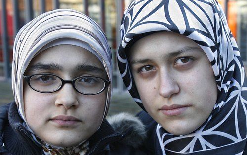 AMSTERDAM - Het Hervormd Lyceum West in Amsterdam heeft de noodklok geluid over de uitzetting van twee Turkse leerlingen. De meisjes, Sumeyra (r,16) en Ceyda (M,14) moesten dinsdag het land uit. Foto ANP