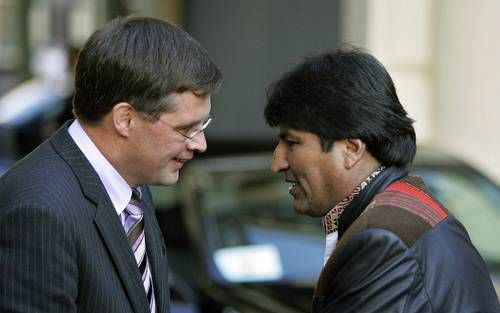 DEN HAAG – De Boliviaanse president Evo Morales zoekt buitenlandse steun en samenwerking voor het democratische proces dat hij wil door voeren. In Den Haag sprak hij maandag onder anderen met premier Balkenende.Foto ANP