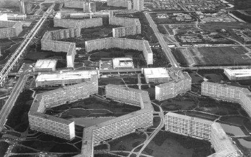 AMSTERDAM – De wijk Bijlmermeer in Amsterdam Zuidoost was veertig jaar geleden bedoeld als een groene wijk. De wijk kampte jaren met een negatief imago. Sinds deze foto in 1994 is gemaakt, heeft een vernieu wingsoperatie de Bijlmer een ander aanzien gegev