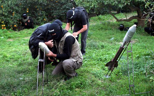 GAZA STAD – Gemaskerde Palestijnse strijders worden in de Gazastrook getraind in het afvuren van raketten. Ondanks een staakt het vuren dat Israël en de Palestijnen afgelopen weekeinde overeenkwamen, vuurden Palestijnse terroristen dinsdag toch twee proje