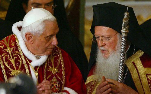 ISTANBUL - Paus Benedictus XVI (l.) en de orthodoxe patriarch Bartholomeüs I. Foto EPA