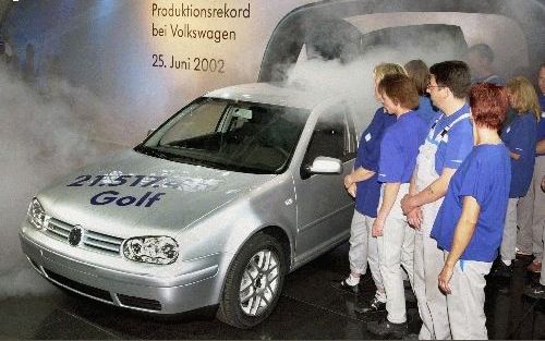 WOLFSBURG - De Volkswagen Golf heeft dinsdag het Kevertje van zijn eerste plaats verdrongen als meest gebouwde auto van VW. In 28 jaar zijn er in zes fabrieken dik 21,5 miljoen auto’s van de band gelopen. - Foto EPA